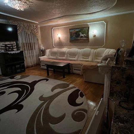 Просторі Та Комфортні Апартаменти «Д.І.М.» Kamianets-Podilskyi Ngoại thất bức ảnh