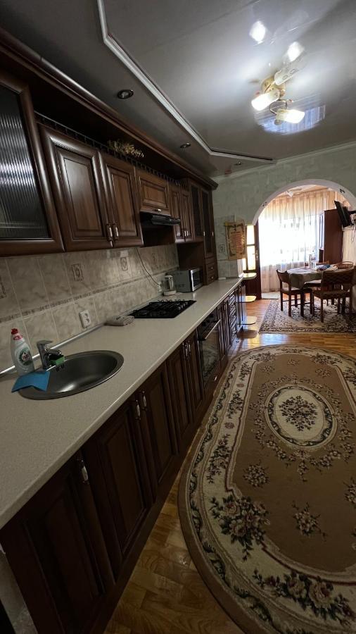 Просторі Та Комфортні Апартаменти «Д.І.М.» Kamianets-Podilskyi Ngoại thất bức ảnh